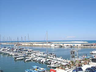 Vieste, Pizzomunno, Gargano - Splendida citt&agrave; sul Gargano, con numerosi alberghi, residence, hotel, villaggi, pensioni, agenzie e agriturismo a disposizione del Turismo. 